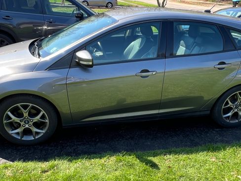 Used 2014 Ford Focus SE Hatchback FWD image 1