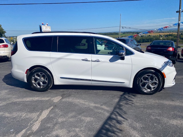 Used 2023 Chrysler Pacifica Limited FWD image 6