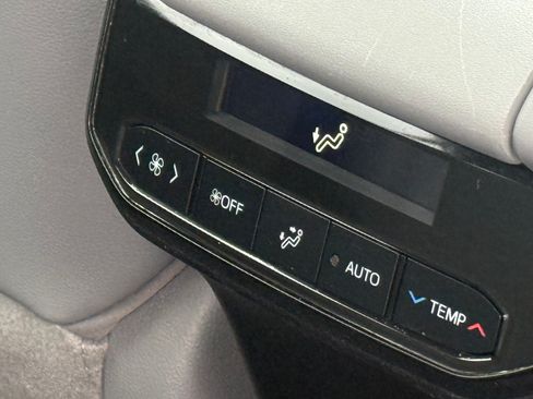 Used 2022 Toyota Highlander XLE image 19