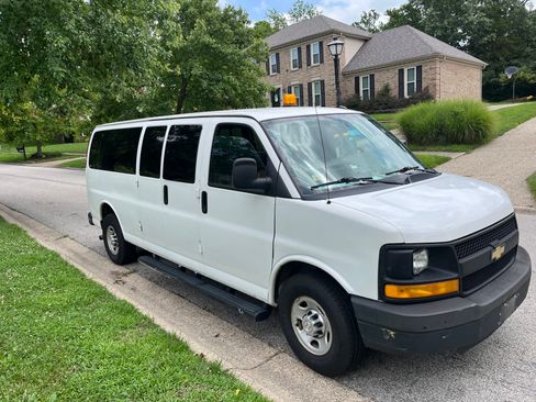 Used 2015 Chevrolet Express 3500 LS Extended Passenger RWD image 2