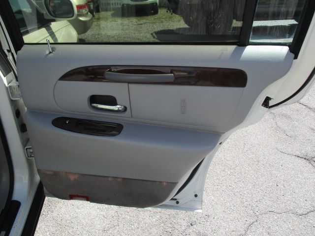 Used 2000 Lincoln Town Car Signature RWD image 18