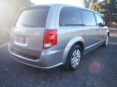 Used 2018 Dodge Grand Caravan SE image 8