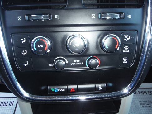 Used 2018 Dodge Grand Caravan SE image 19