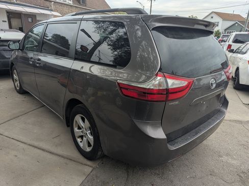 Used 2015 Toyota Sienna LE image 3