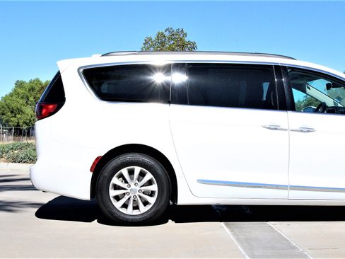 Used 2017 Chrysler Pacifica Touring-L image 3