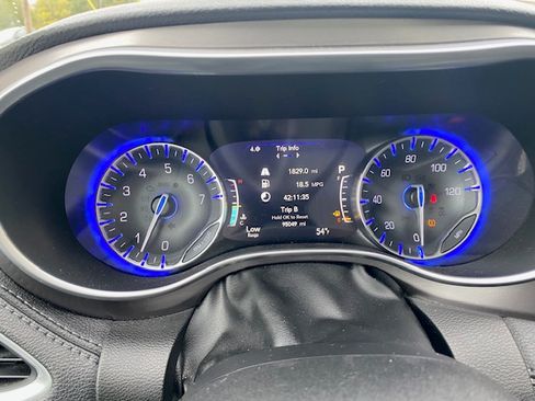 Used 2018 Chrysler Pacifica Limited image 23