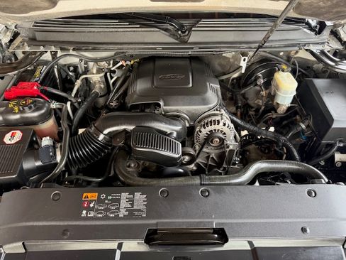 Used 2014 Chevrolet Suburban LT image 24