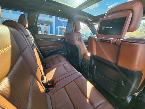 Used 2018 Jeep Grand Cherokee Summit w/ Platinum Series Group image 17
