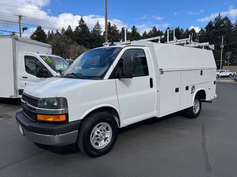 Used 2017 Chevrolet Express 3500 image 8
