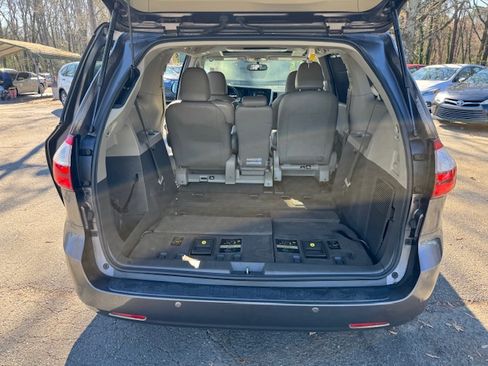 Used 2017 Toyota Sienna XLE Premium image 10