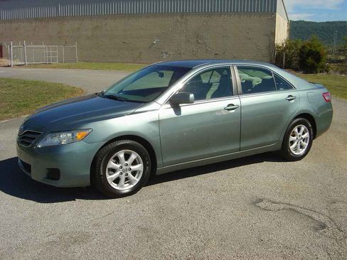 Used 2011 Toyota Camry LE image 1