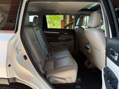 Used 2017 Toyota Highlander AWD V6 image 22
