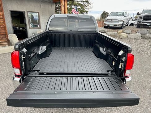 Used 2017 Toyota Tacoma TRD Off-Road image 9