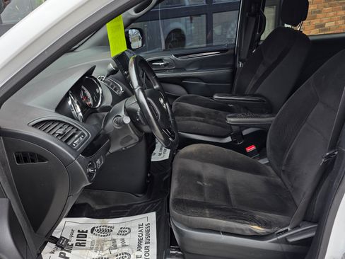 Used 2018 Dodge Grand Caravan SE image 5