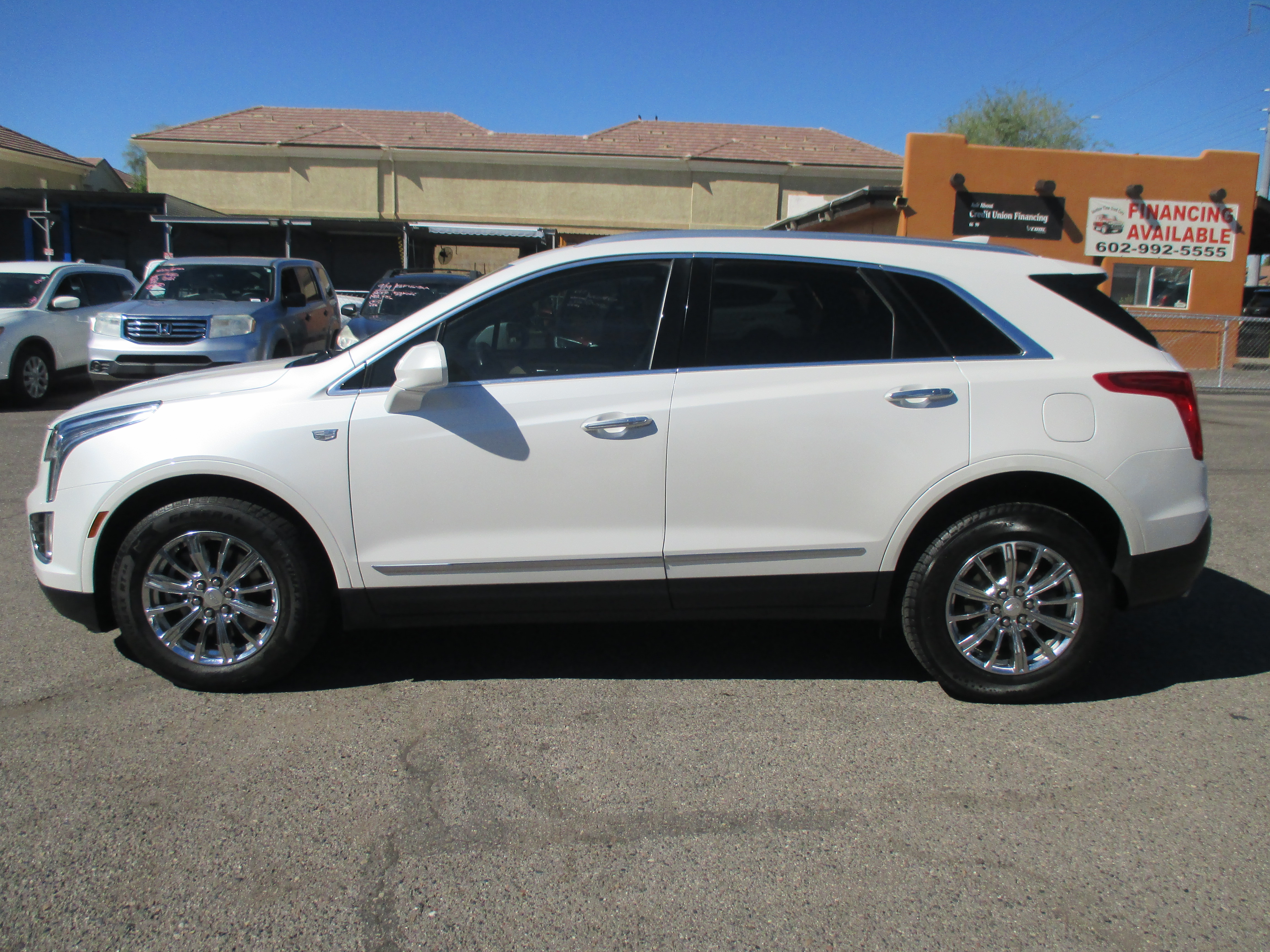 Used 2017 Cadillac XT5 Luxury Sport Utility 4D FWD image 3