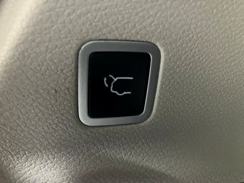 Used 2024 Chrysler Pacifica Touring-L image 23