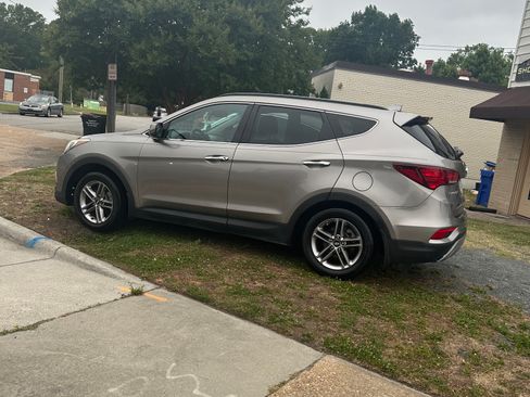 Used 2017 Hyundai Santa Fe FWD Sport image 3