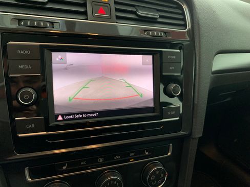 Used 2018 Volkswagen Golf Alltrack S image 19