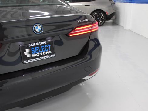 Used 2025 BMW i5 xDrive40 image 11