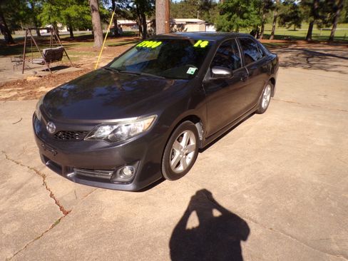 Used 2014 Toyota Camry SE image 2