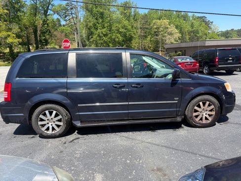 Used 2009 Chrysler Town & Country Touring image 5