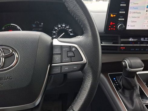 Used 2021 Toyota Sienna XLE image 24