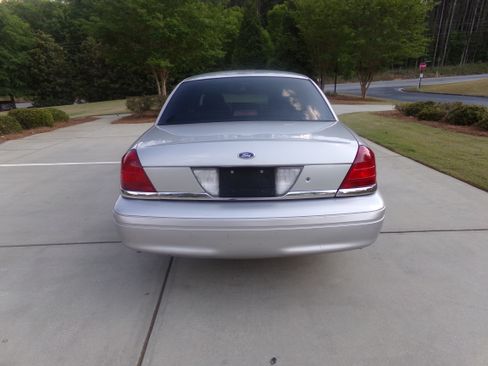Used 2006 Ford Crown Victoria Police Interceptor image 4