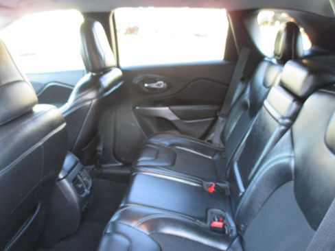 Used 2019 Jeep Cherokee FWD Latitude Plus image 13