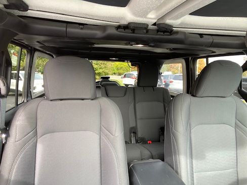 Used 2018 Jeep Wrangler Unlimited Sport image 11