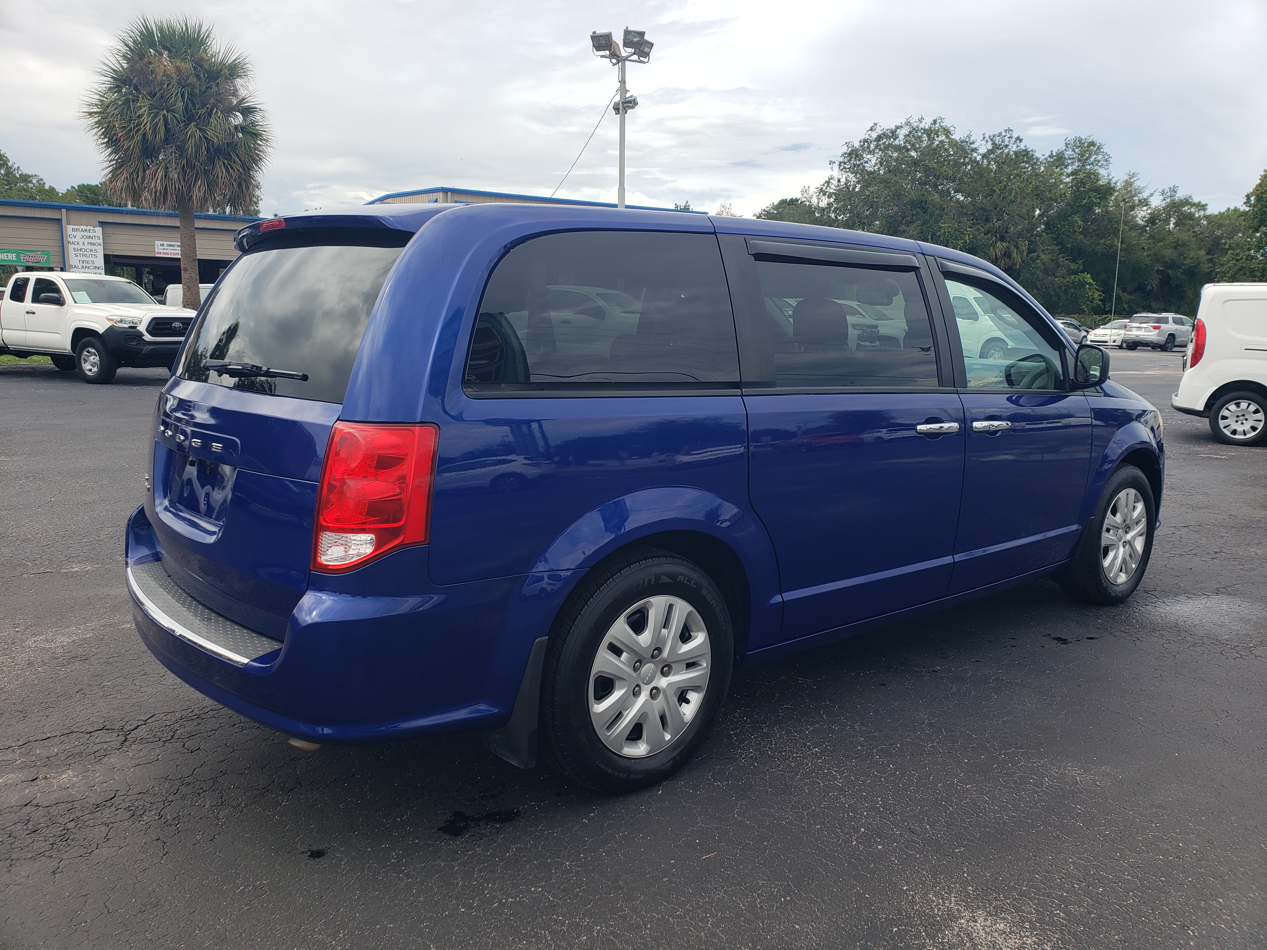 Used 2019 Dodge Grand Caravan SE FWD image 5