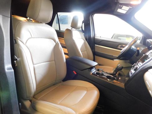 Used 2018 Ford Explorer XLT image 14