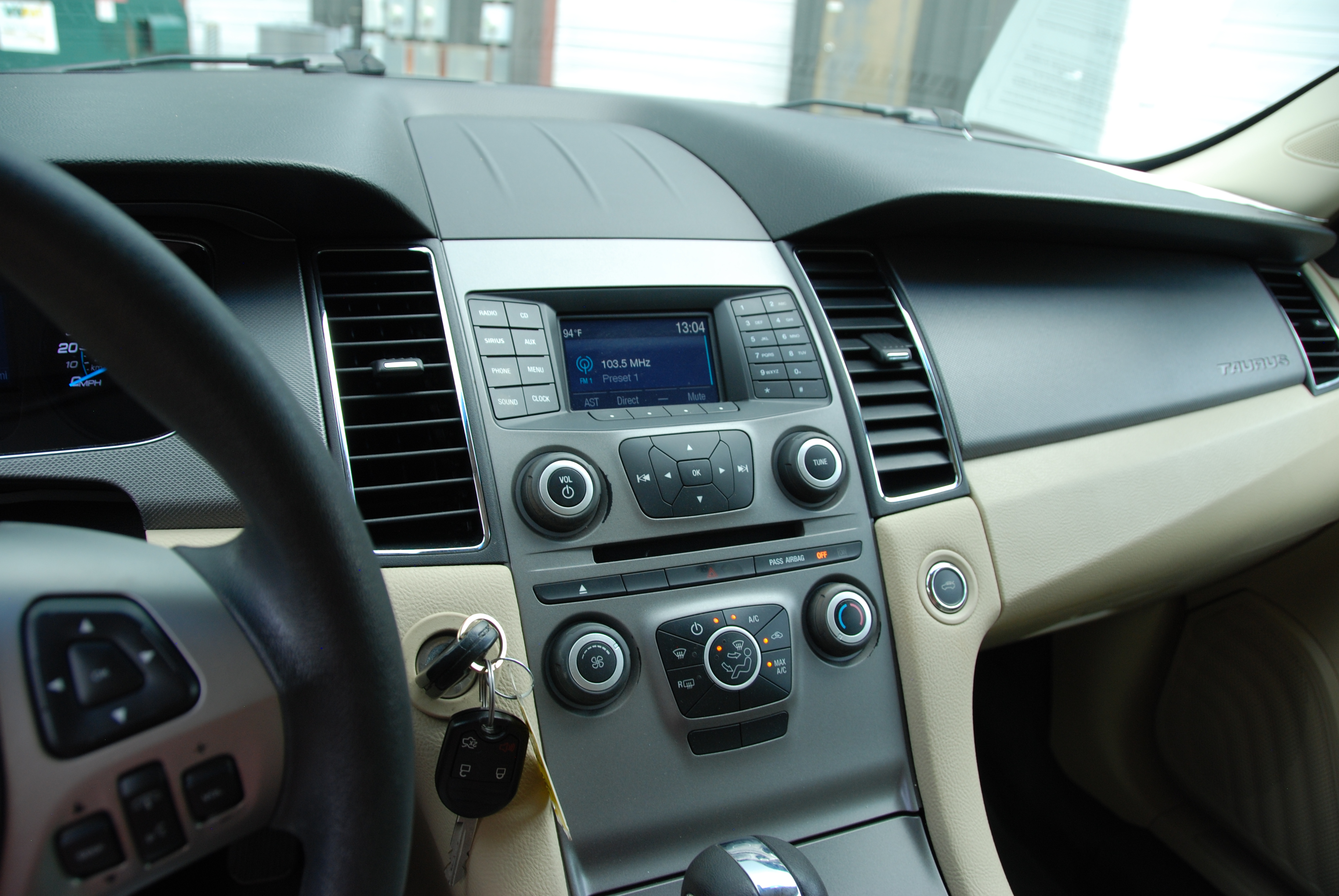 Used 2018 Ford Taurus SE FWD image 27
