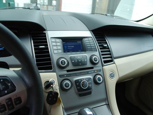 Used 2018 Ford Taurus SE FWD image 27