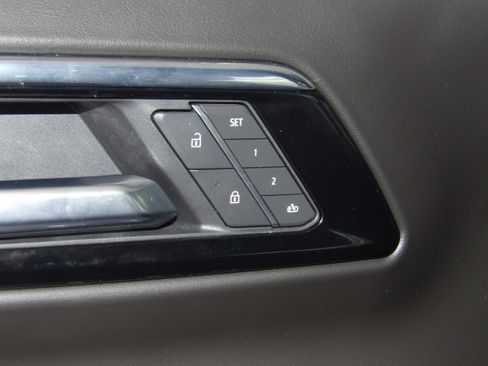 Used 2025 Chevrolet Suburban 2WD Premier image 17