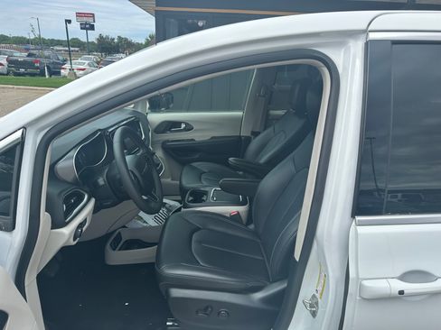 Used 2024 Chrysler Pacifica Touring-L FWD image 6