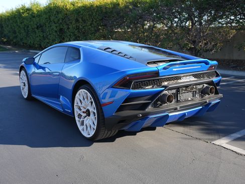 Used 2020 Lamborghini Huracan EVO image 9
