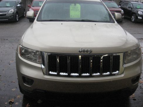 Used 2011 Jeep Grand Cherokee Laredo image 2