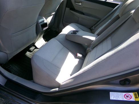 Used 2015 Toyota Camry LE image 12