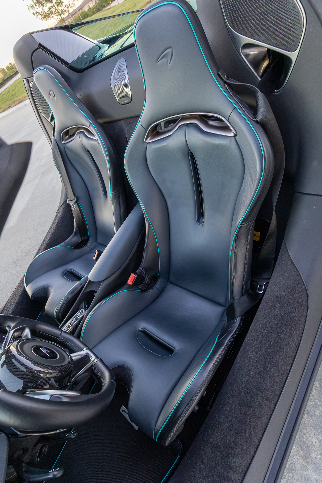 Used 2025 McLaren Artura Spider RWD image 32