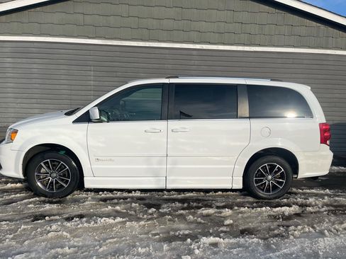 Used 2017 Dodge Grand Caravan SXT image 11