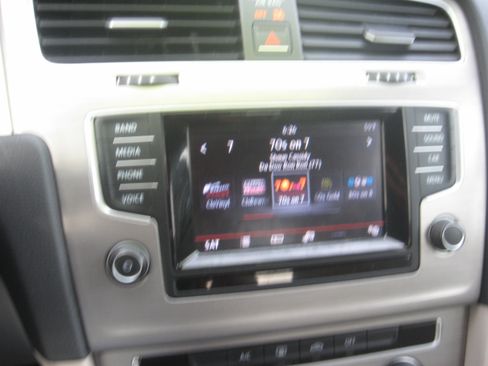 Used 2015 Volkswagen Golf S image 11