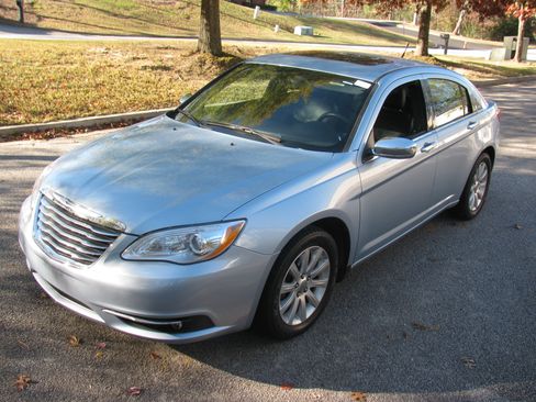 Used 2013 Chrysler 200 Limited Platinum image 2