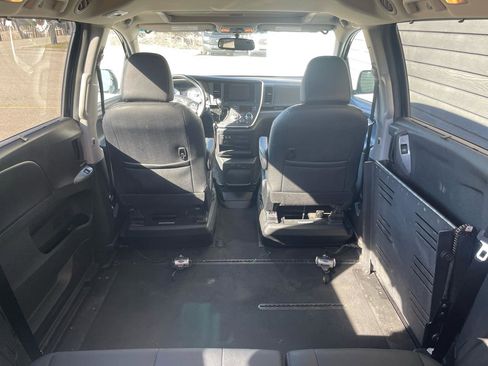 Used 2015 Toyota Sienna SE image 29