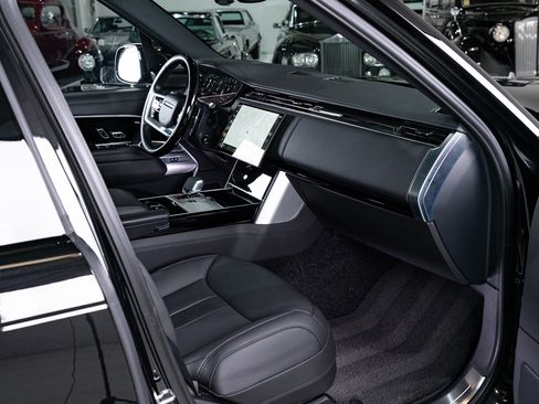 Used 2025 Land Rover Range Rover SE image 73