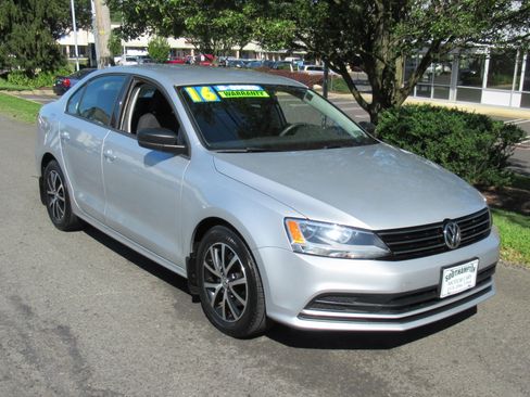 Used 2016 Volkswagen Jetta SE image 1