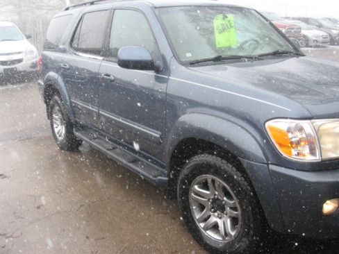 Used 2005 Toyota Sequoia SR5 image 3