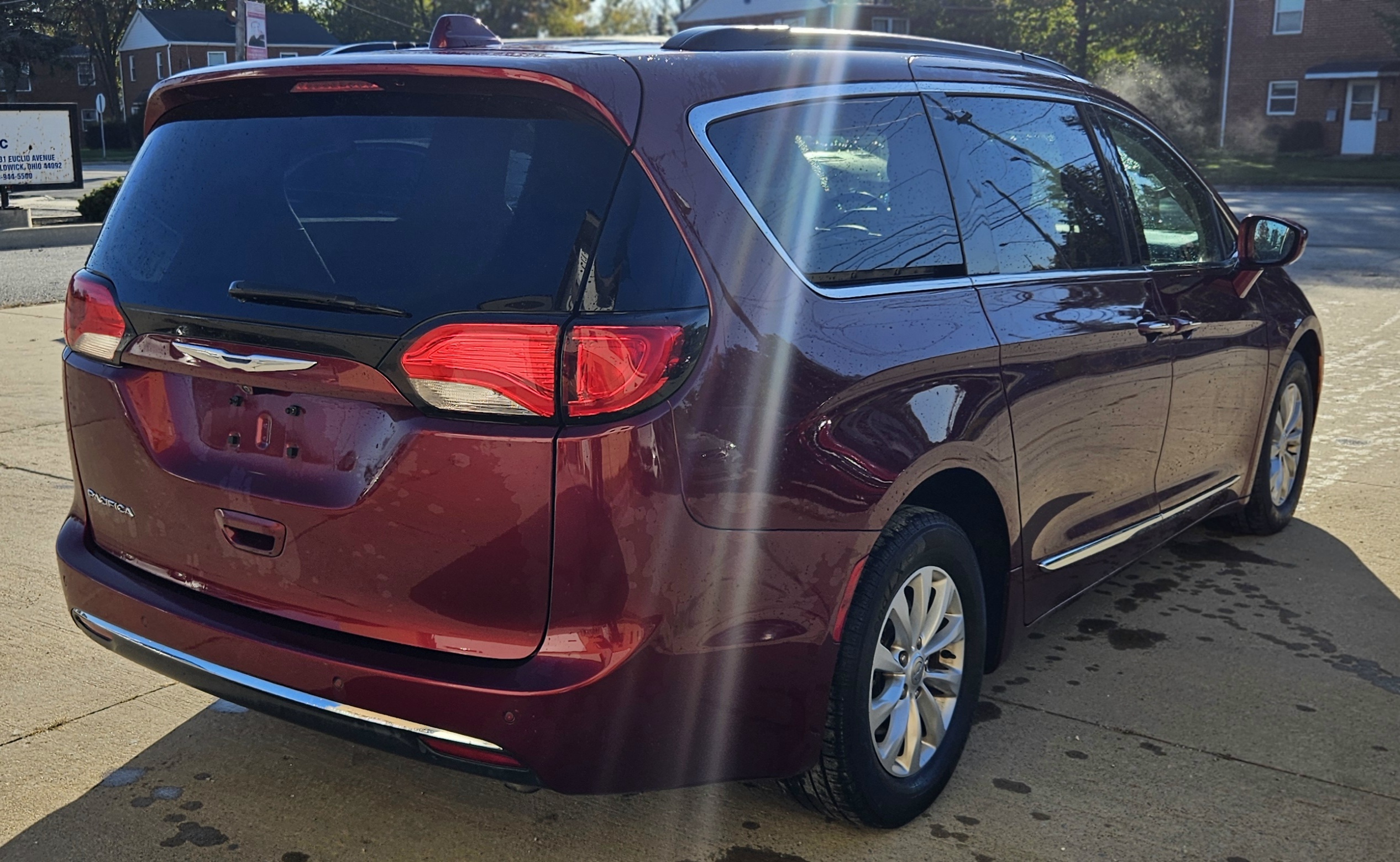 Used 2017 Chrysler Pacifica Touring-L FWD image 4