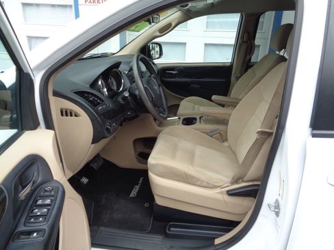 Used 2014 Dodge Grand Caravan SXT image 4