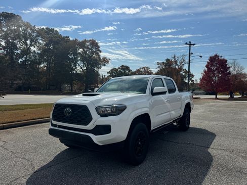 Used 2022 Toyota Tacoma SR image 1