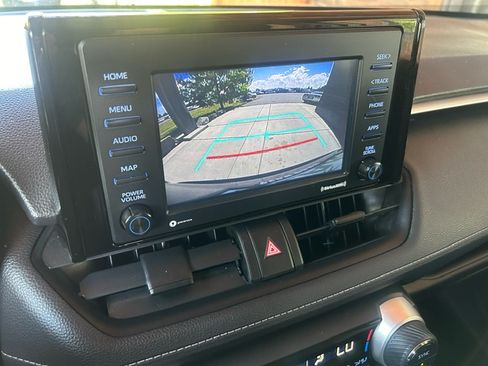 Used 2021 Toyota RAV4 LE image 17